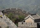 Due persone sono state arrestate in Cina per aver allargato un buco nella Grande Muraglia con un escavatore