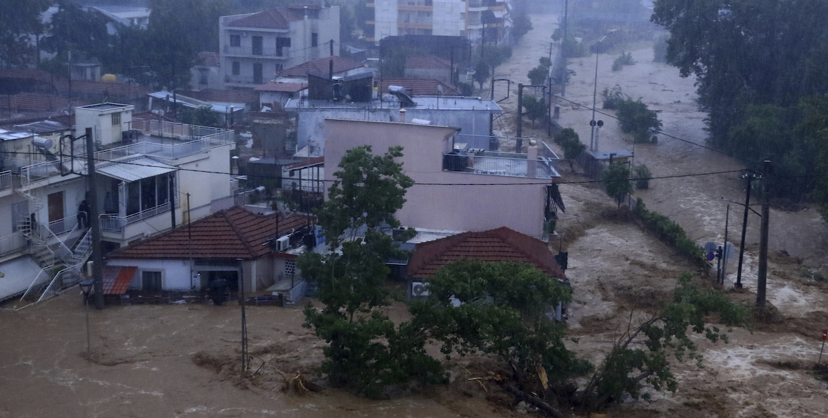 Strade allagate nella città di Volos, nella Grecia centrale (George Kidonas/InTime News via AP)