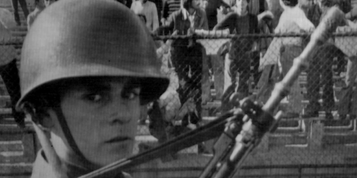 Un militare di guardia nello stadio di Santiago del Cile (ARCHIVIO / ANSA) PAL