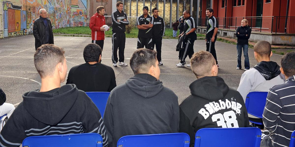 La nazionale neozelandese di rugby All Blacks in visita all'istituto Cesare Beccaria di Milano nel 2009 (COLOMBO/ANSA/CRI)