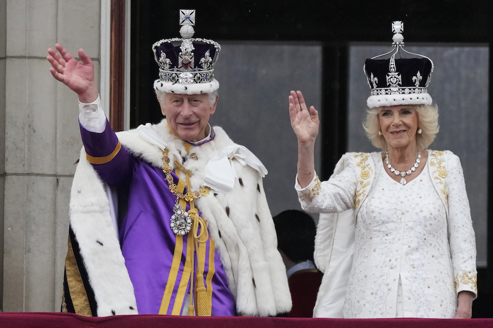 Re Carlo e la regina Camilla salutano il pubblico dopo la cerimonia dell'incoronazione a Londra, il 6 maggio 2023