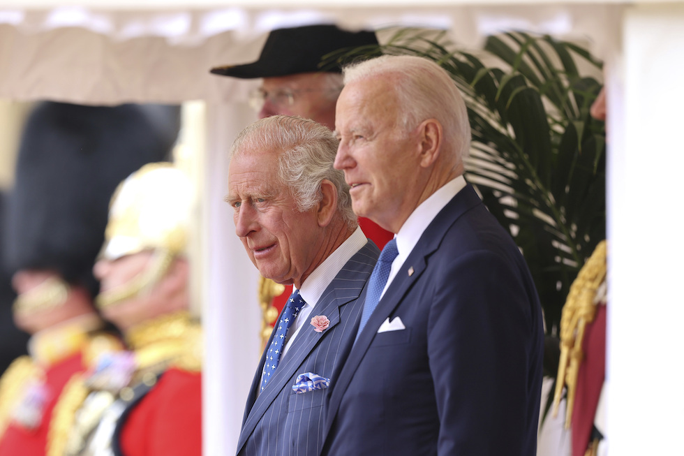 Re Carlo III assieme al presidente degli Stati Uniti Joe Biden al castello di Windsor lo scorso 10 luglio 