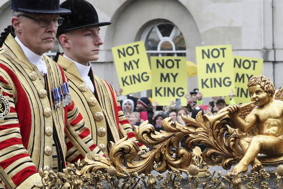 Un gruppo di manifestanti con cartelli che dicono "Non il mio re" durante la processione per l'incoronazione di re Carlo, lo scorso 6 maggio