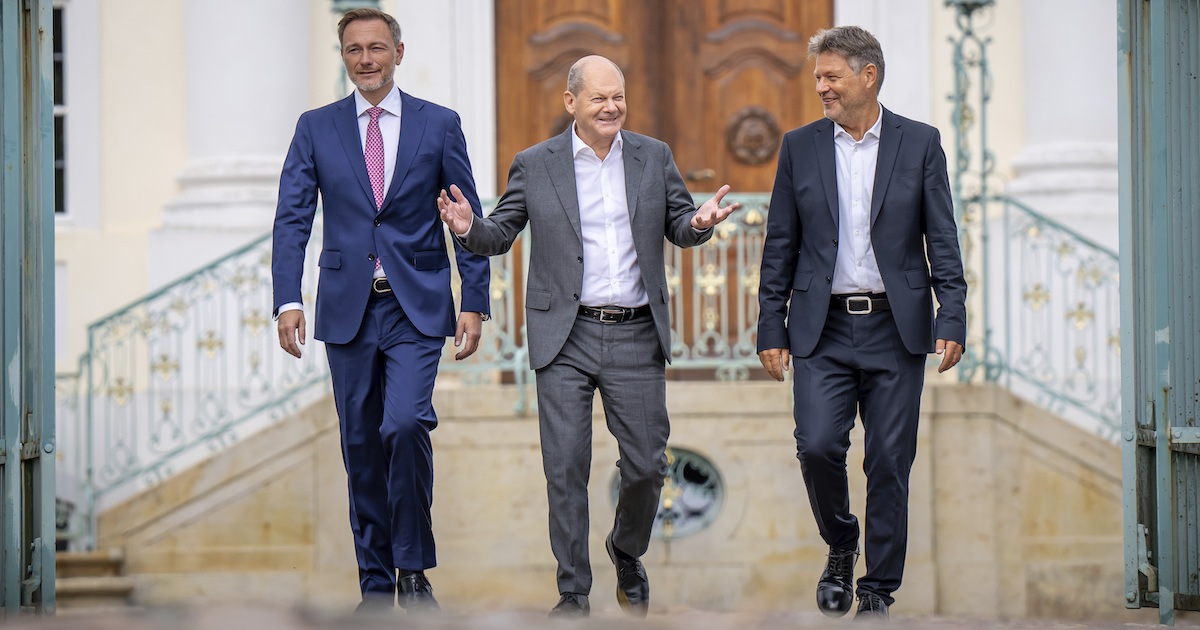 Da sinistra: il ministro tedesco delle Finanze Christian Lindner, il cancelliere Olaf Scholz e il ministro dell'Economia e dell'Energia Robert Habeck (Michael Kappeler/dpa via AP)