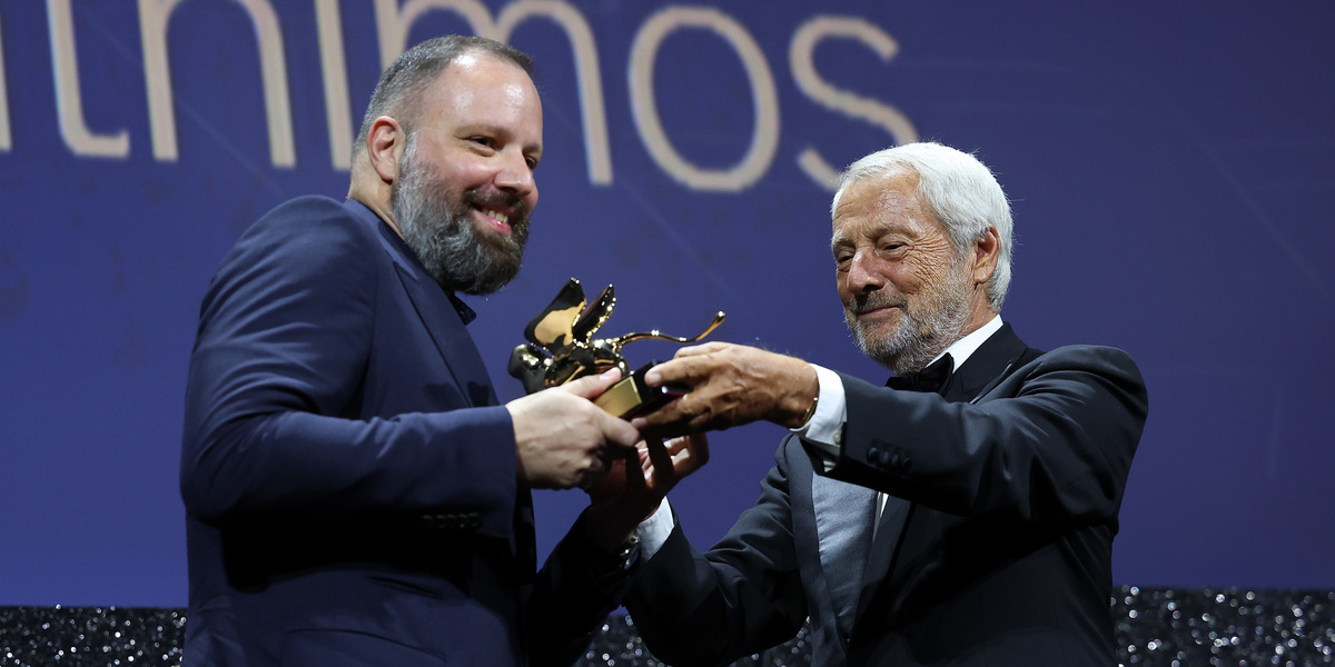 Yorgos Lanthimos, regista di Poor Things!, viene premiato con il Leone d'oro (Vittorio Zunino Celotto/Getty Images)