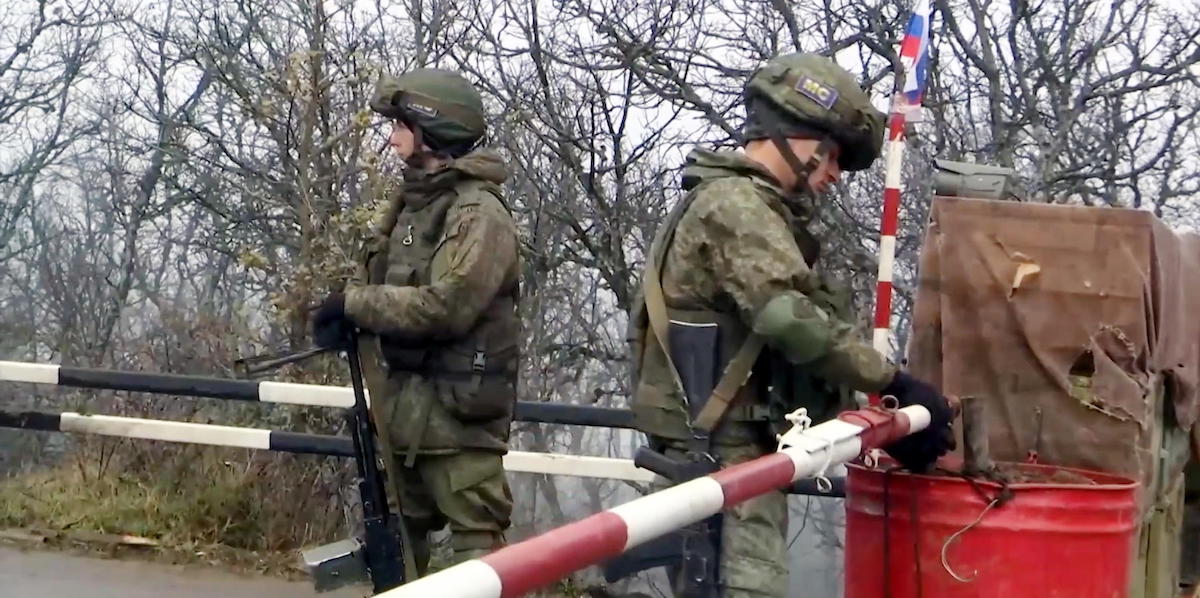 Soldati della missione di peacekeeping russa in un posto di blocco nel corridoio di Lachin
(ANSA/EPA/Ministero della Difesa russo) 