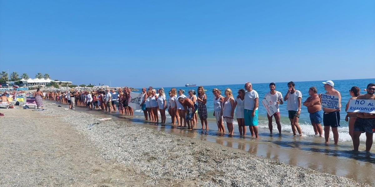 La catena umana per protestare contro il rigassificatore al largo di Savona