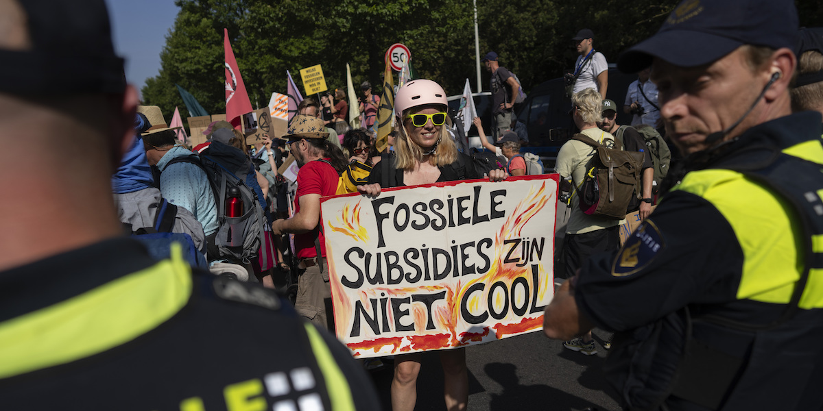 La polizia dei Paesi Bassi ha fermato più di 500 attivisti ambientalisti che avevano bloccato un'autostrada