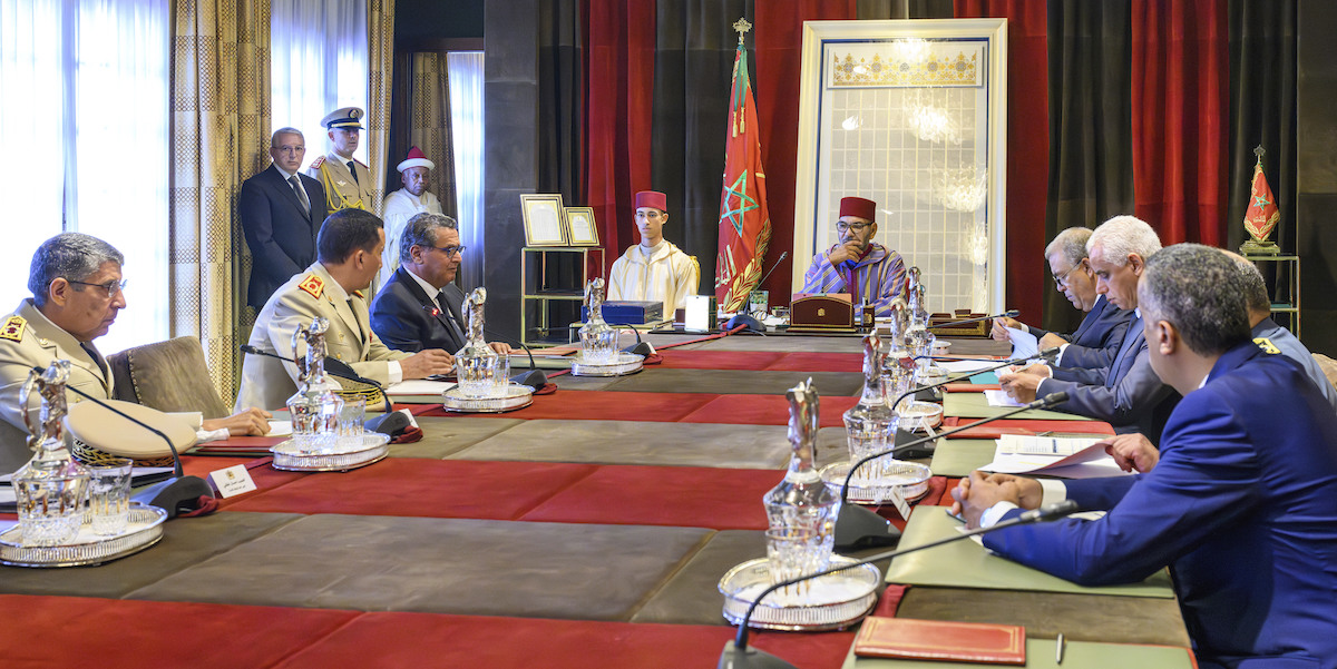 Il re e i suoi collaboratori nella riunione di sabato pomeriggio (Moroccan Royal Palace via AP)