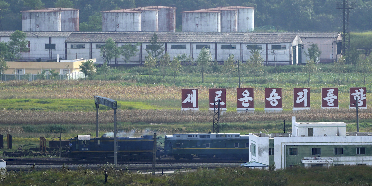 Un treno simile a quello utilizzato in passato da Kim Jong Un al confine con la Russia (AP Photo/Ng Han Guan)