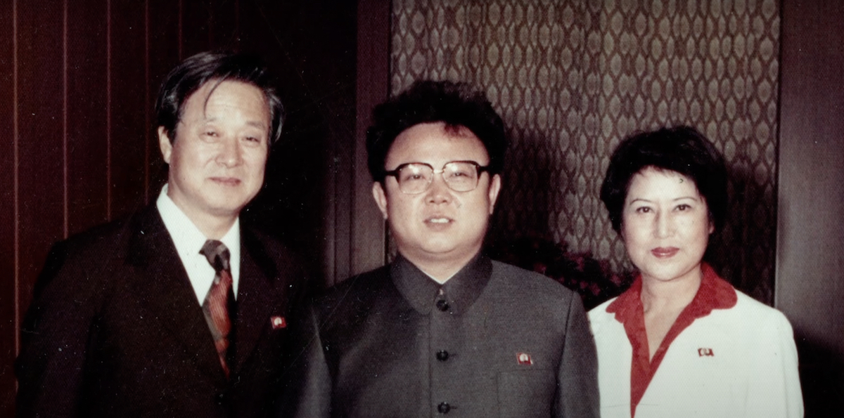 Un'immagine del documentario "The lovers and the despot", 2016, sul rapimento dell'attrice sudcoreana Choi Eun-hee (a destra) e del suo ex marito, il regista sudcoreano Shin Sang-ok (a sinistra) da parte del dittatore nordcoreano Kim Jong-il (al centro)