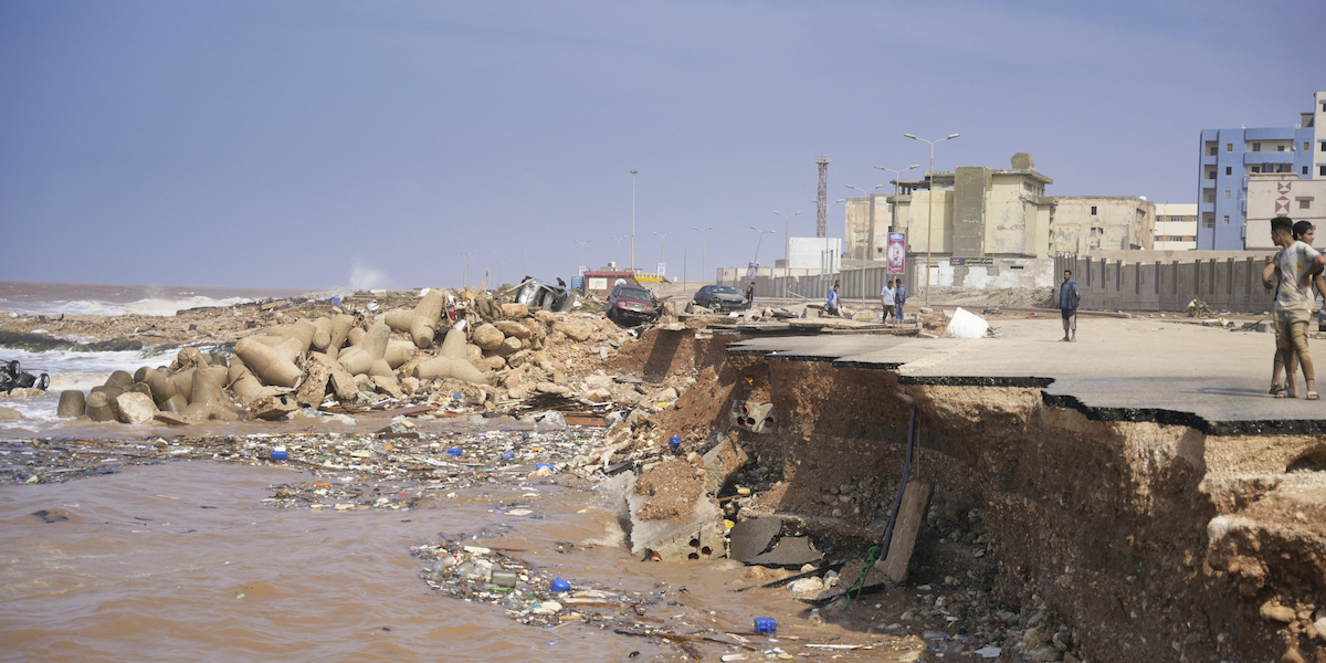 Una strada parzialmente crollata a causa delle alluvioni a Derna, in Libia, lunedì 11 settembre (Governo orientale della Libia via AP)