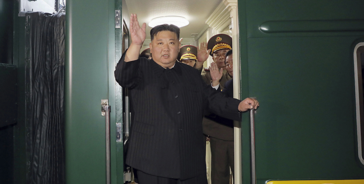 La partenza in treno di Kim Jong Un da Pyongyang (Korean Central News Agency/Korea News Service via AP)