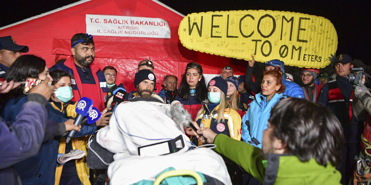 Il ricercatore americano che era bloccato in una grotta in Turchia da più di una settimana è stato portato in superficie