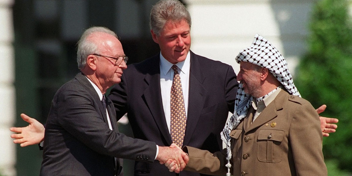 Yitzhak Rabin e Yasser Arafat si stringono la mano dopo la firma degli accordi di Oslo a Washington, il 13 settembre 1993 (AP Photo/Ron Edmonds)