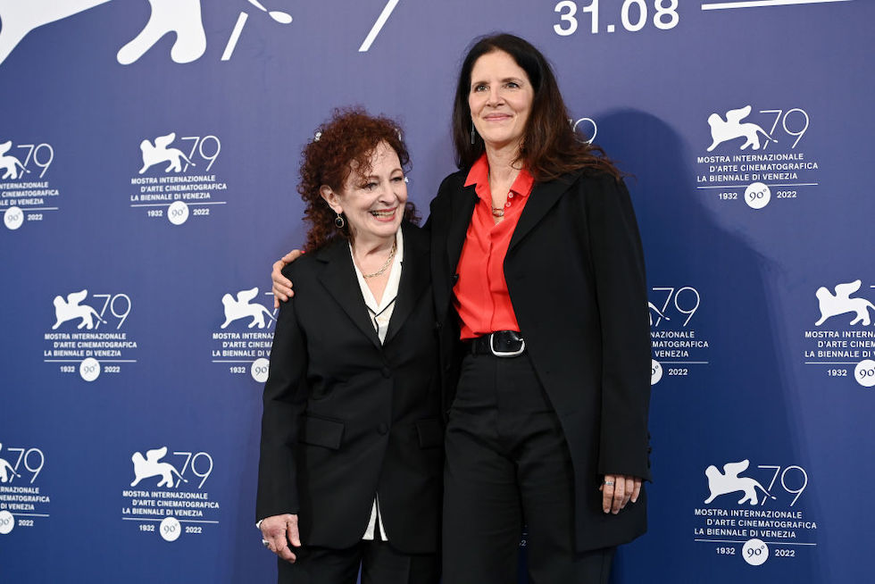 Nan Goldin e Laura Poitras, la regista di "Tutta la bellezza e il dolore", al photocall del film alla Mostra del Cinema di Venezia, il 3 settembre del 2022