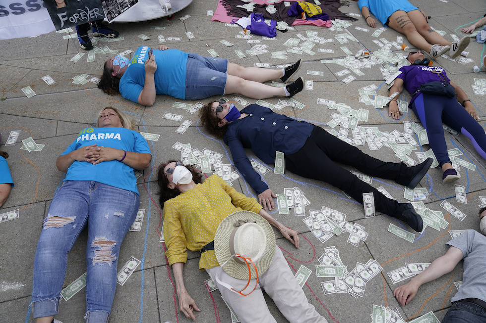 Goldin e altri attivisti sdraiati a terra davanti a un tribunale in cui è in corso una delle cause contro la Purdue Pharma. White Plains, New York, 9 agosto 2021 