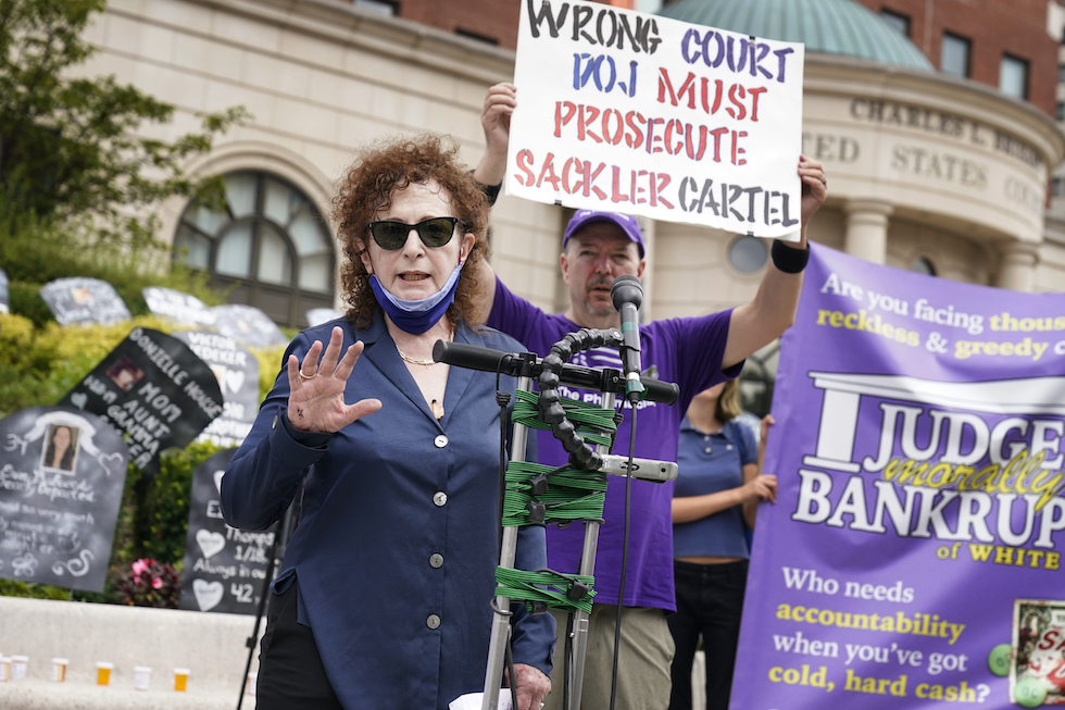 Nan Goldin davanti al tribunale in cui è in corso una delle cause contro la Purdue Pharma a White Plains, New York, 9 agosto 2021 