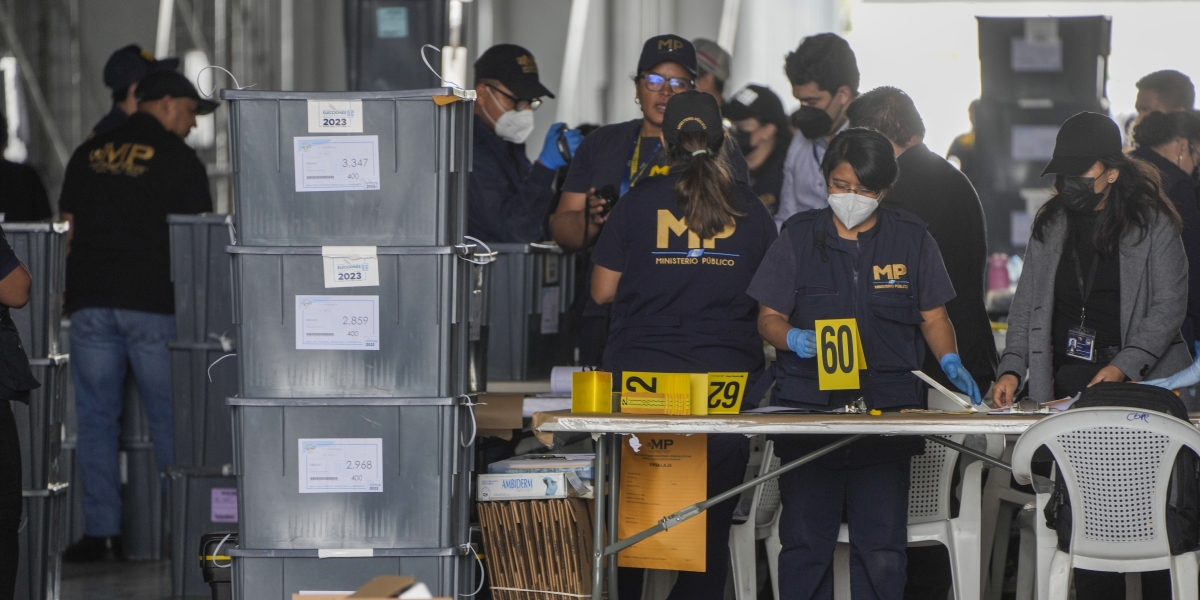 Agenti dell'ufficio del procuratore generale controllano le schede elettorali, 12 settembre 2023 (AP Photo/Moises Castillo)