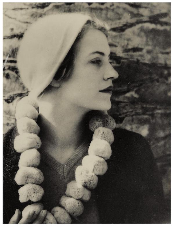 Una foto di Lee Miller scattata da Man Ray attorno al 1930-1931