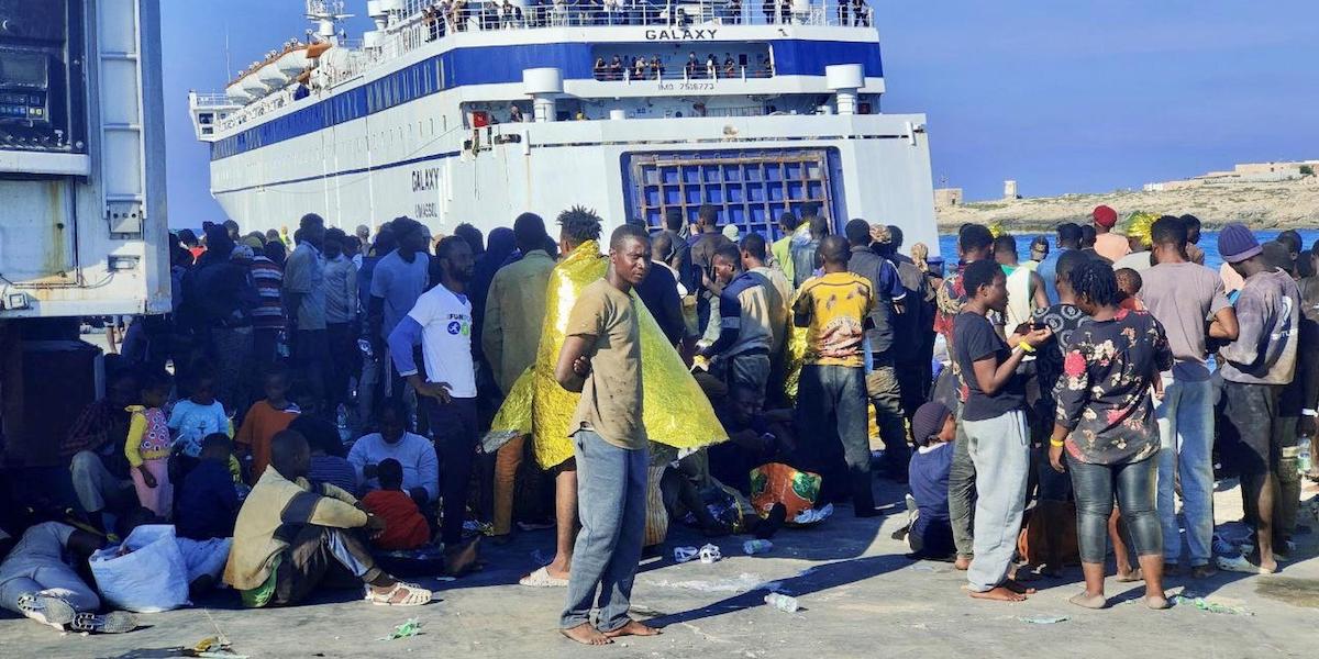 Il molo di Lampedusa, 13 settembre 2023 (ANSA/ELIO DESIDERIO)
