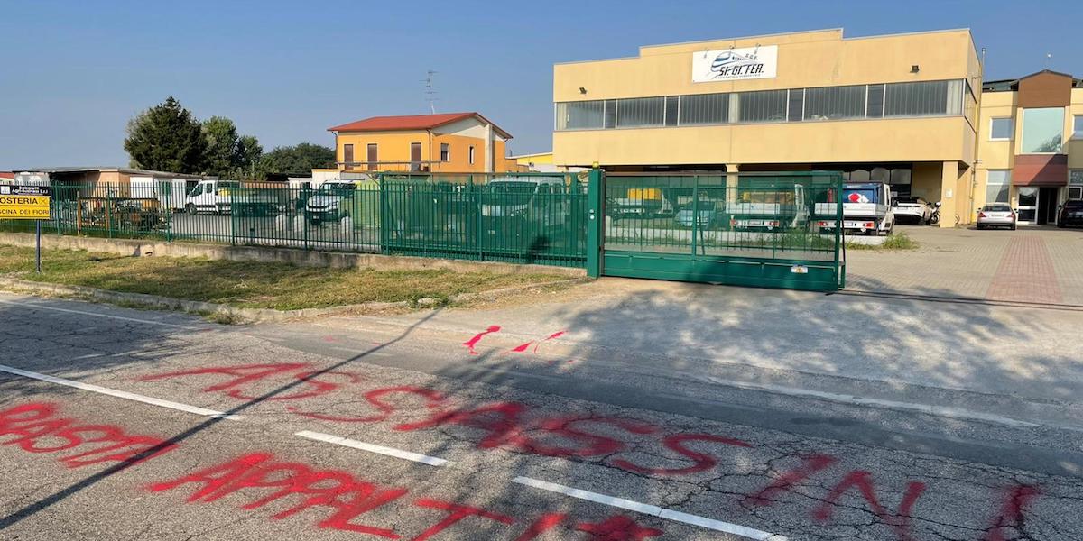 La sede della Si.gi.fer. di Borgo Vercelli, davanti alla quale qualcuno ha scritto sull'asfalto "Assassini. Basta appalti", l'11 settembre 2023 (ANSA/Roberto Maggio)