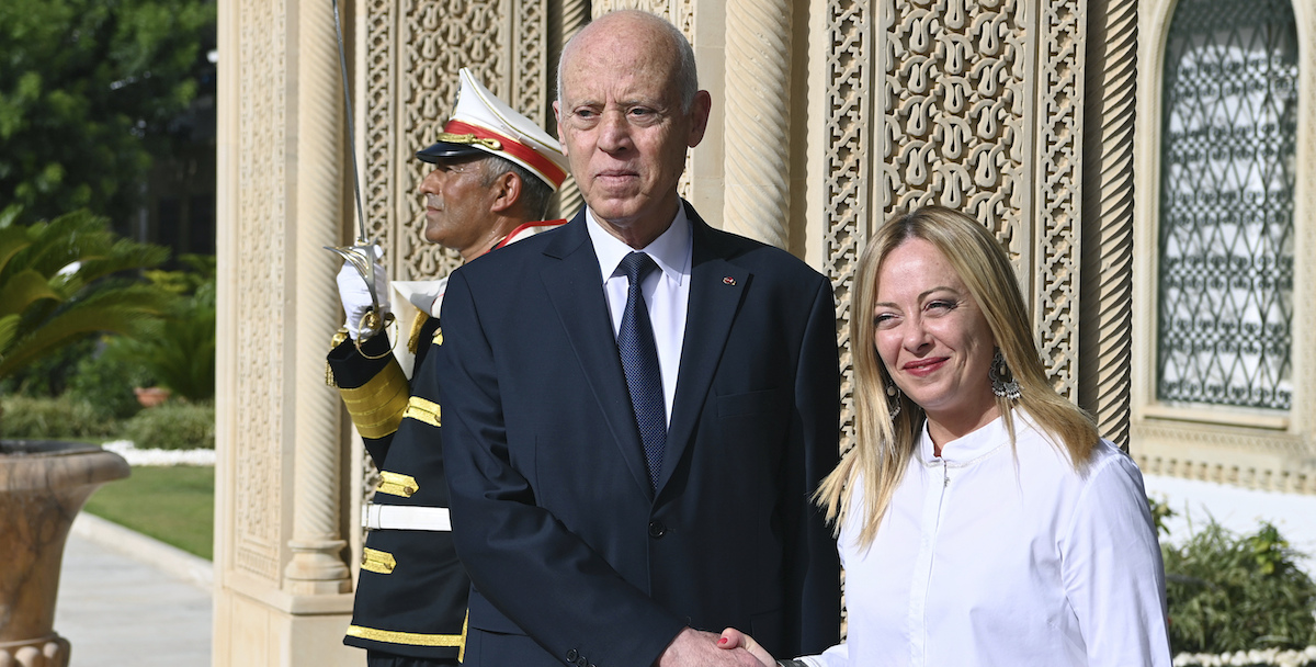 Il presidente tunisino Kais Saied insieme alla presidente del Consiglio italiana Giorgia Meloni (Tunisian Presidency via AP)
