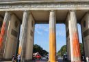La Porta di Brandeburgo a Berlino dipinta di giallo e arancione dagli attivisti per il clima di Ultima Generazione