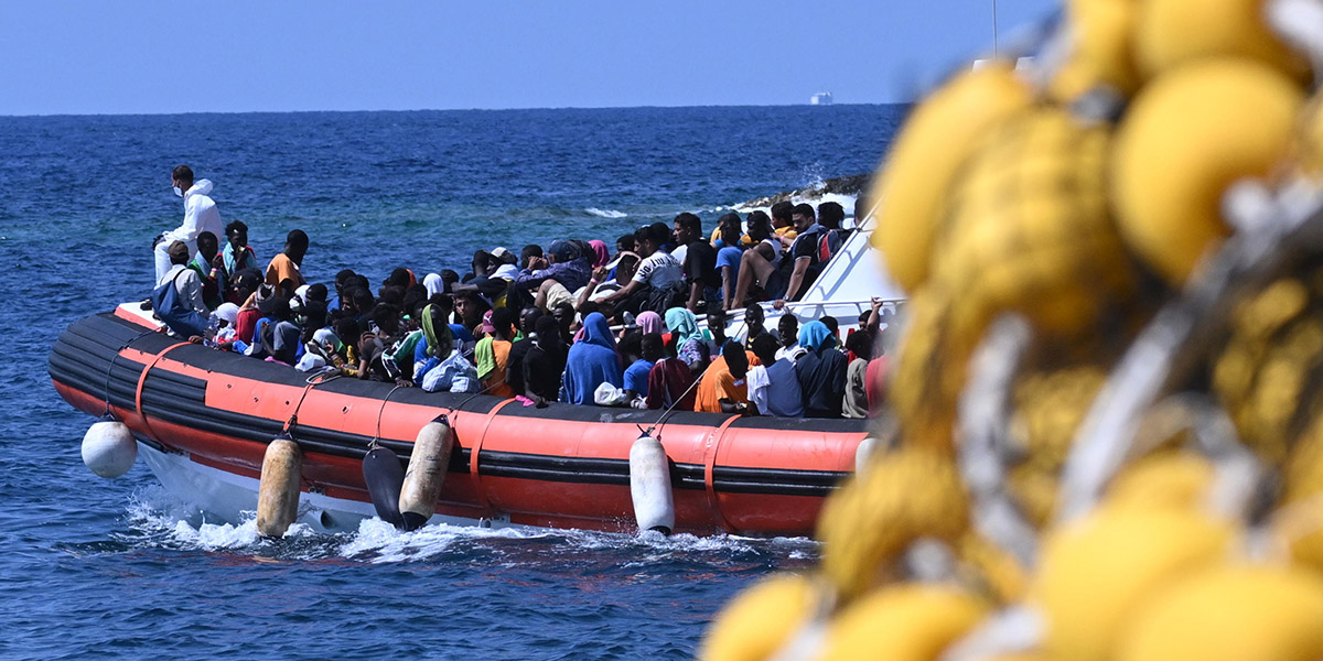 Migranti arrivati dal Nordafrica a Lampedusa vengono portati su una nave per essere trasferiti, 15 settembre 2023 (ANSA/CIRO FUSCO)