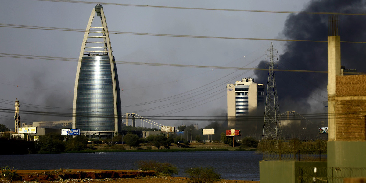 La Greater Nile Petroleum Oil Company Tower di Khartum il 21 aprile 2023 (© Mohamed Khidir/Xinhua via ZUMA Press, ANSA)