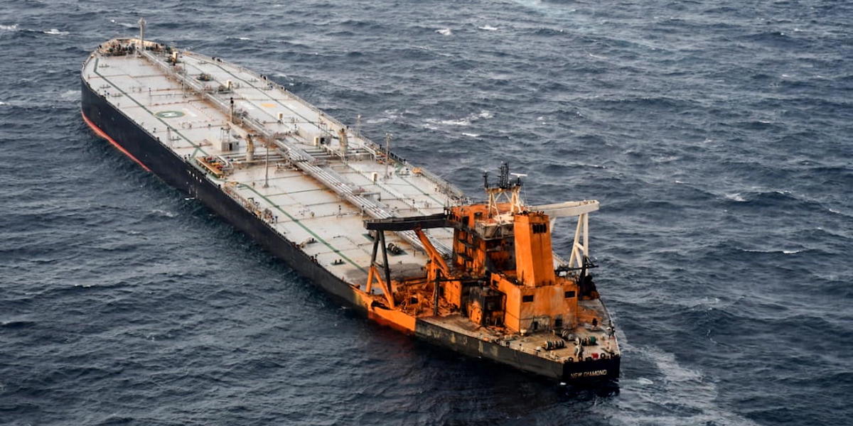 Una petroliera battente bandiera di Panama al largo delle coste dello Sri Lanka (EPA/SRI LANKAN AIR FORCE via ANSA)