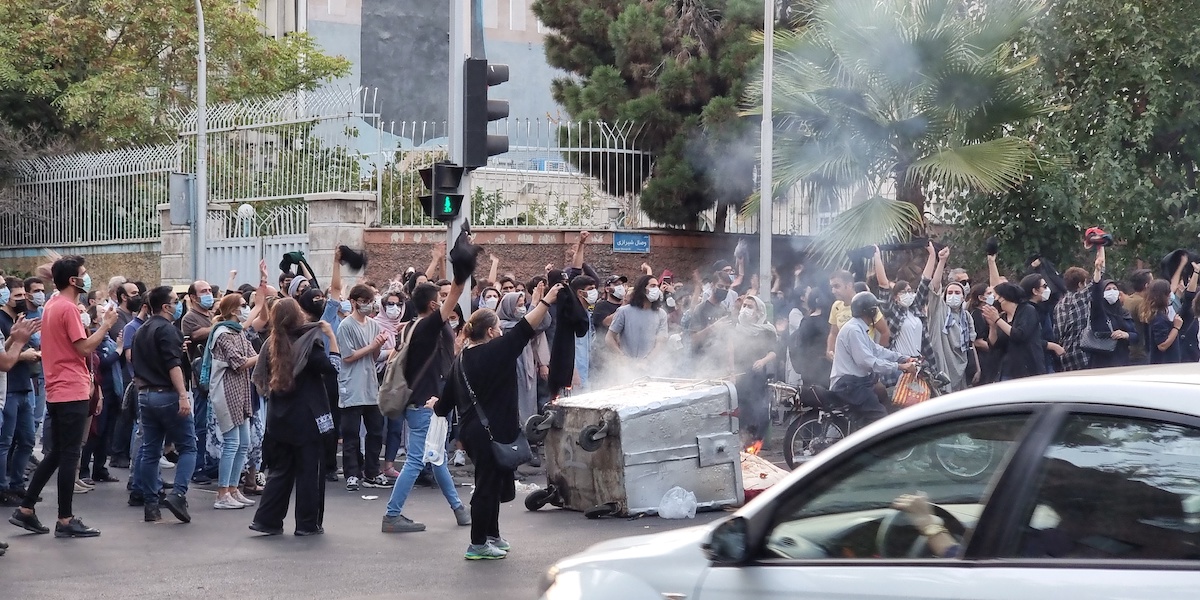 Un momento delle proteste dei giovani iraniani contro la morte di Mahsa Amini a Teheran, il 19 settembre 2022 (Getty Images)