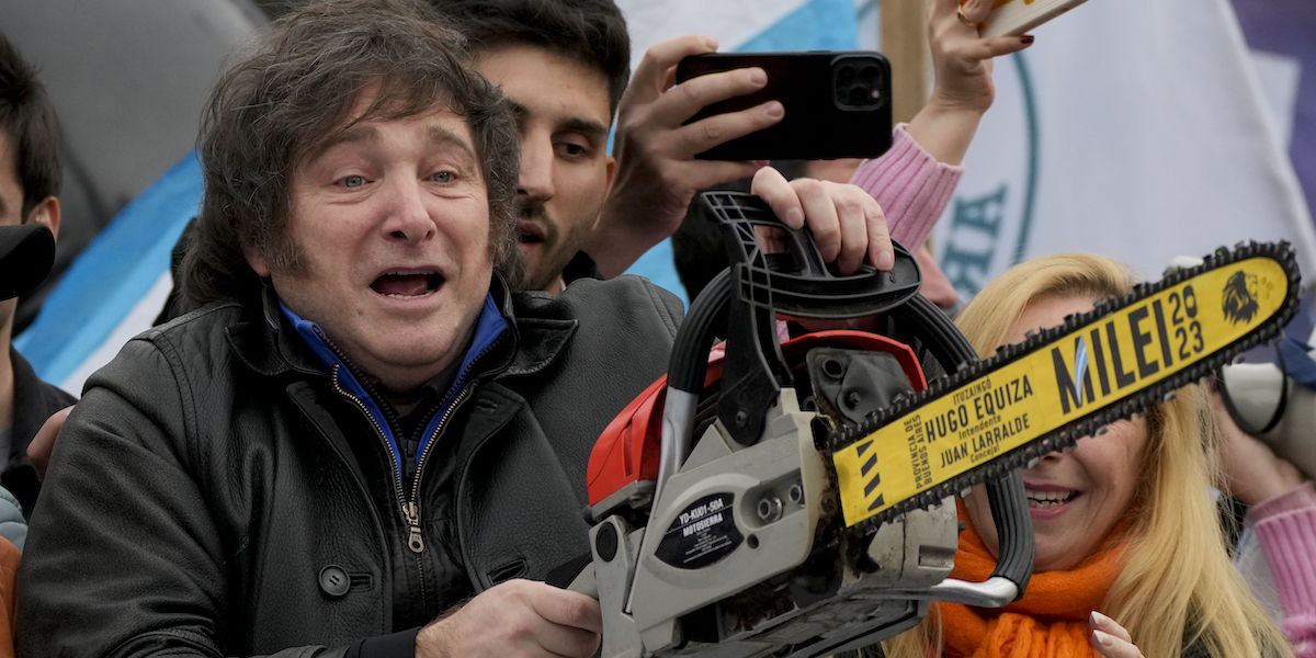Javier Milei con una motosega in un evento elettorale a La Plata (AP Photo/Natacha Pisarenko)