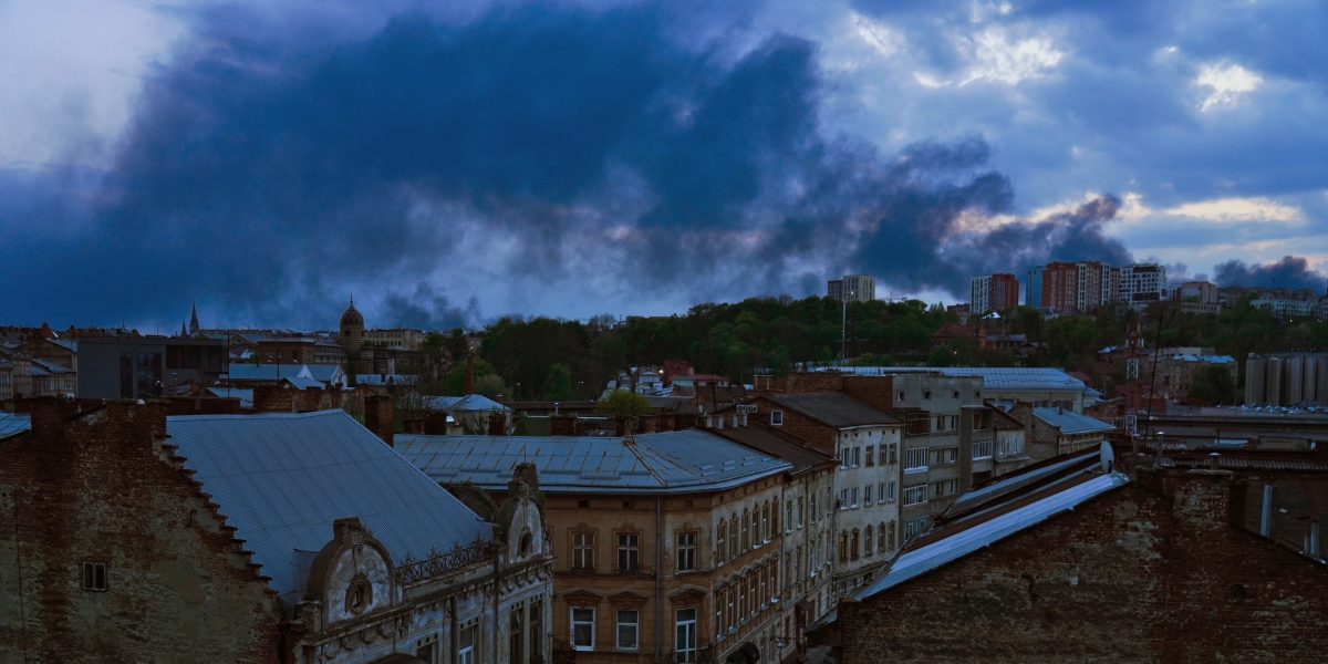 Nella città ucraina di Leopoli i bombardamenti russi hanno causato un grosso incendio in un magazzino