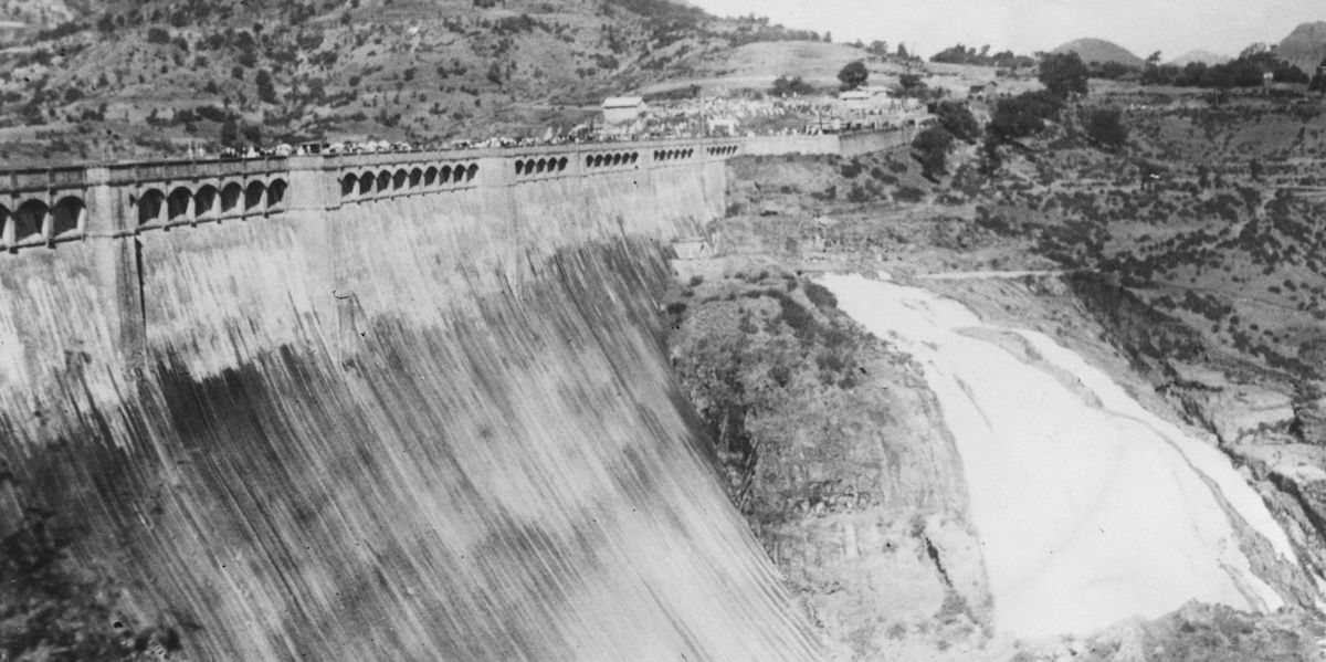 La diga di Bhanardara, o diga Wilson, in India, costruita tra il 1910 e il 1926 e fotografata intorno al 1930 (Keystone/Getty Images)