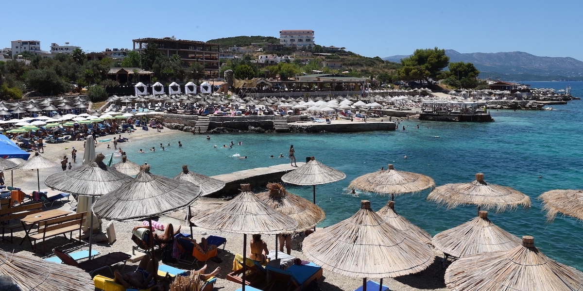 Una spiaggia a Saranda, sulla costa sud (Zhang Liyun/Xinhua via ZUMA Press)