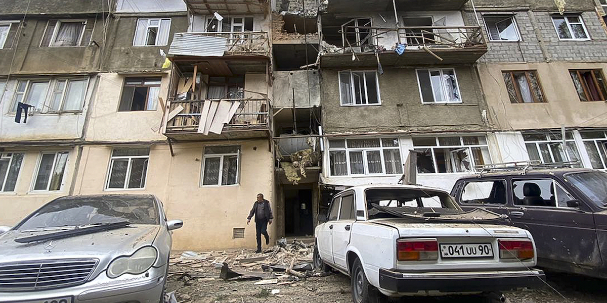 Un edificio danneggiato dai bombardamenti a Stepanakert (AP Photo/Siranush Sargsyan)