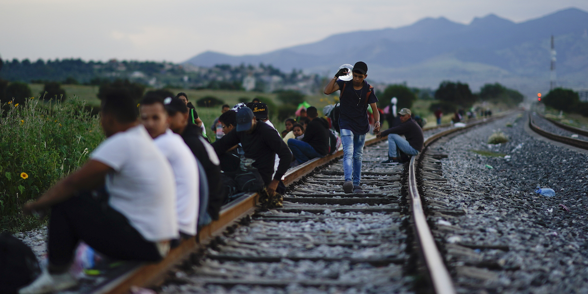Migranti aspettano di poter salire su un treno merci a Huehuetoca, in Messico, il 19 settembre 2023 (AP Photo/ Eduardo Verdugo)