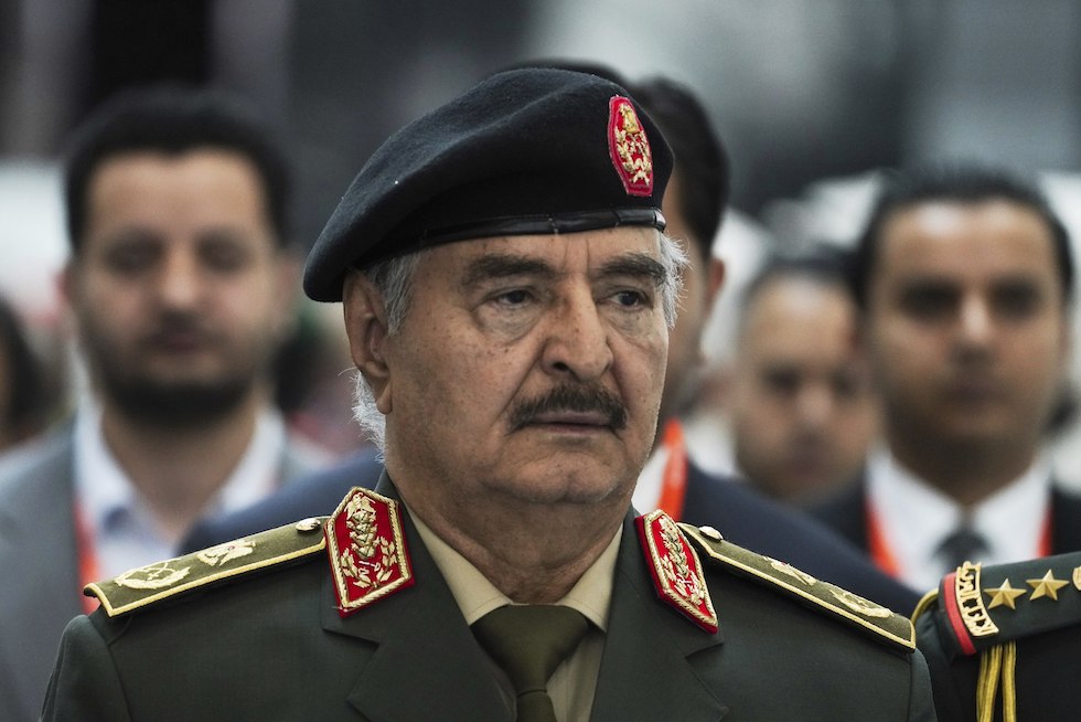 Khalifa Haftar durante una visita negli Emirati Arabi Uniti il 20 febbraio del 2023