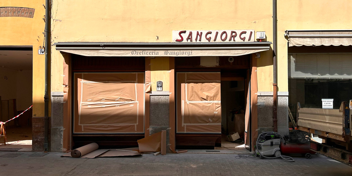 Un negozio in centro a Faenza (Angelo Mastrandrea/il Post)
