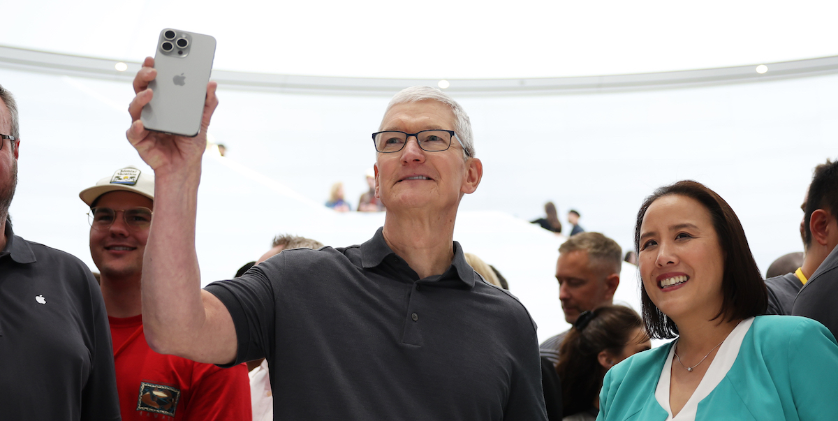 Il CEO di Apple, Tim Cook, mostra i nuovi iPhone dopo l'evento del 12 settembre 2023 a Cupertino, California (Justin Sullivan/Getty Images)