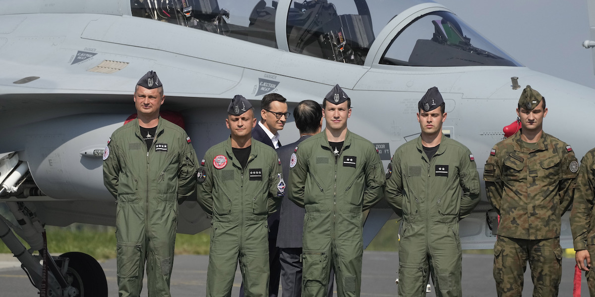 Il primo ministro Mateusz Morawiecki con piloti polacchi (AP Photo/Czarek Sokolowski)