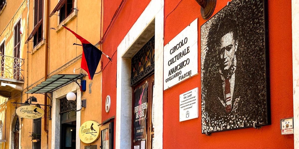 Il circolo culturale anarchico Gogliardo Fiaschi a Carrara (Angelo Mastrandrea/Il Post)