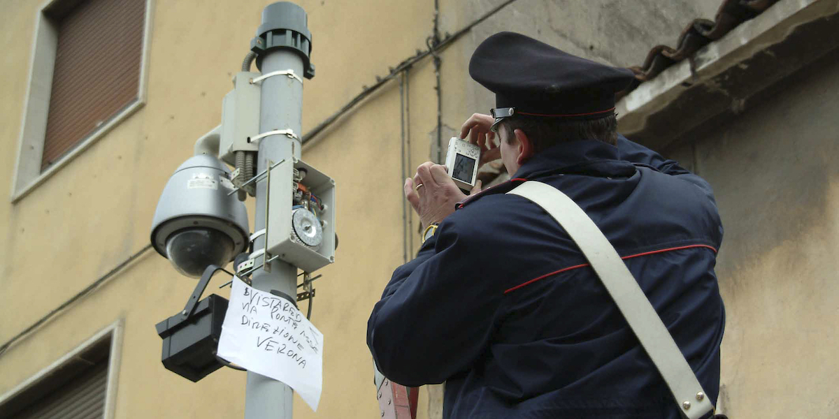 Il sequestro di un semaforo T-Red a Verona nel 2009 per un'inchiesta per frode (ANSA/BOLZONI DAVIDE /DC)