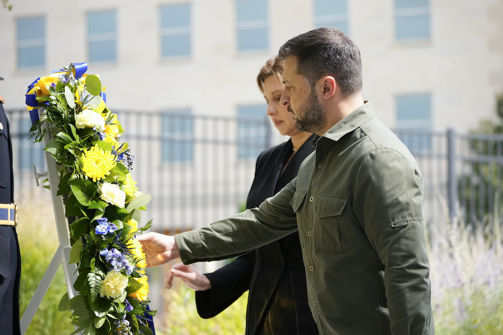 Il presidente ucraino Volodymyr Zelensky assieme alla first lady Olena Zelenska posano una corona di fiori al memoriale dell'11 settembre 2001 al Pentagono, la sede del dipartimento della Difesa degli Stati Uniti, 21 settembre 2023