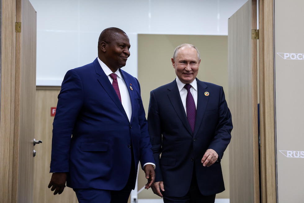 Il presidente russo Vladimir Putin e quello della Repubblica Centrafricana Faustin-Archange Touadéra durante un vertice tra Russia e paesi africani a San Pietroburgo, il 28 luglio del 2023 