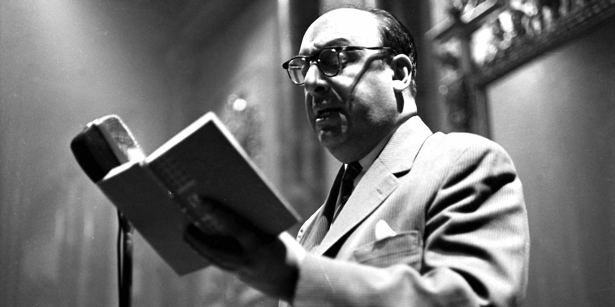 Il poeta cileno Pablo Neruda a Milano, il 23 ottobre 1960, al Circolo della Stampa (ANSA-FARABOLA)