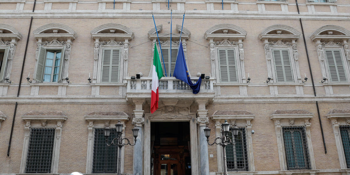 Palazzo Madama con le bandiere a mezz'asta (ANSA/GIUSEPPE LAMI)