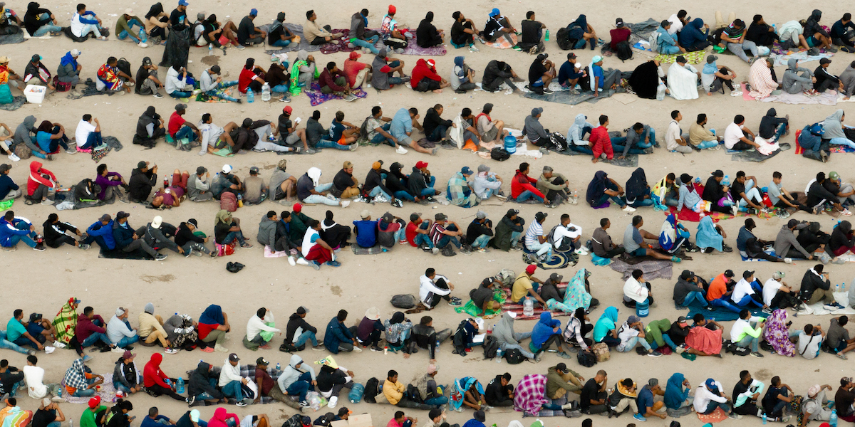 Migranti in attesa delle procedure per un ingresso controllato a El Paso da Ciudad Juarez, in Messico (Photo by Brandon Bell/Getty Images)