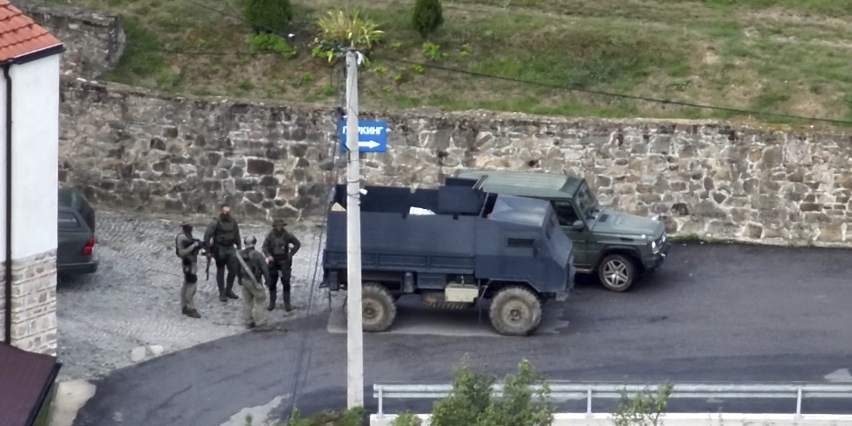 Una camionetta della polizia fuori dal monastero di Banjska (Kosovo Police via AP)
